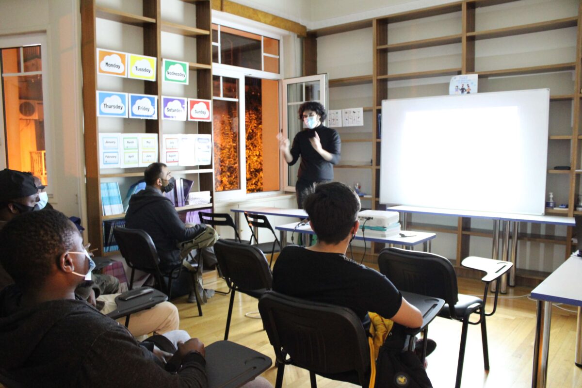 Προγραμματιστές προσφυγικής καταγωγής διδάσκουν εθελοντικά πληροφορική