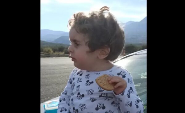 Συγκινεί ο Παναγιώτης-Ραφαήλ: Εύχεται χαμογελαστός «Καλά Χριστούγεννα» VIDEO