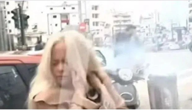 Πάτρα – Βίντεο: Η στιγμή που σκάνε δυναμιτάκια δίπλα στη διευθύντρια ΕΠΑΛ