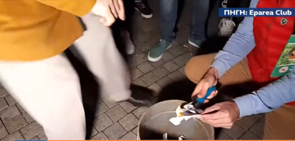 Γονείς έκαψαν μάσκες και βιβλίο του Τριβιζά για τον κορονοϊό