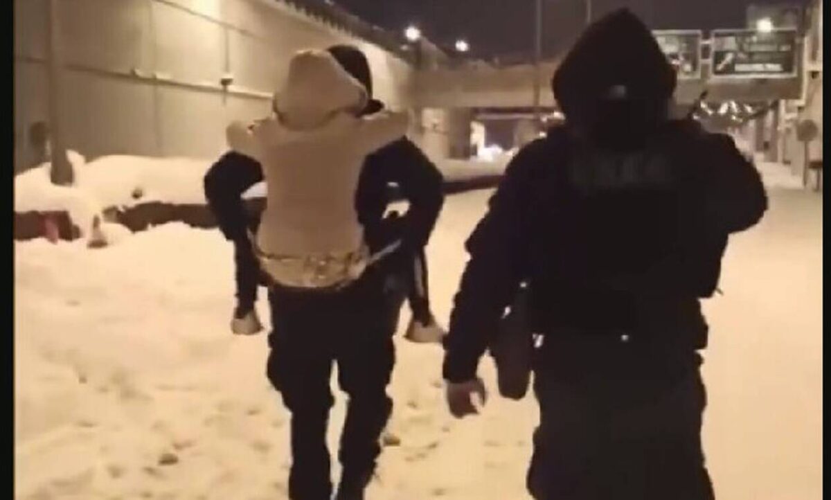 Κακοκαιρία «Ελπίδα»: Συγκλονιστικές εικόνες- Αστυνομικοί κουβαλούν στην πλάτη παιδιά