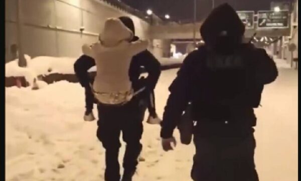 Κακοκαιρία «Ελπίδα»: Συγκλονιστικές εικόνες- Αστυνομικοί κουβαλούν στην πλάτη παιδιά