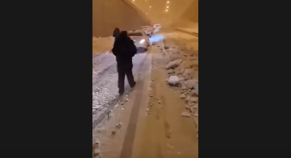 Απίστευτες εικόνες! Πήρε το παιδί του αγκαλιά και περπάτησε 2,5 χιλιόμετρα στην Αττική Οδό!