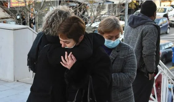 Δίκη Τοπαλούδη: H συγκλονιστική αγκαλιά της μάνας της με τη μάνα της Γαρυφαλλιάς