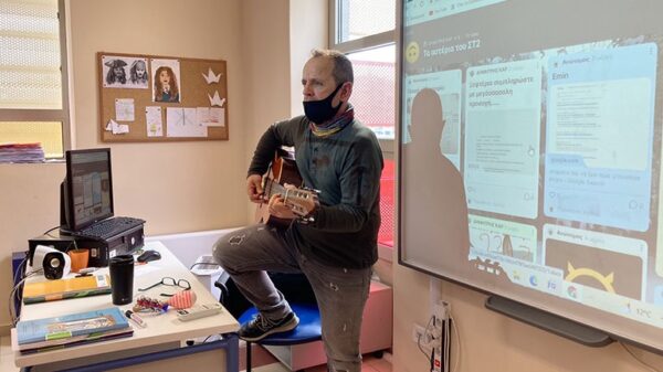 Μάθημα μετά μουσικής στη Θεσσαλονίκη: Εκπαιδευτικός «πάντρεψε» τη διδασκαλία με τη μουσική