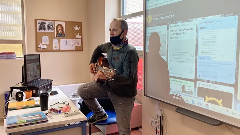 Μάθημα μετά μουσικής στη Θεσσαλονίκη: Εκπαιδευτικός «πάντρεψε» τη διδασκαλία με τη μουσική