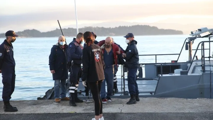 Φωτιά σε πλοίο στην Κέρκυρα: Θρίλερ με τους επιβαίνοντες – Πληροφορίες για αγνοούμενους