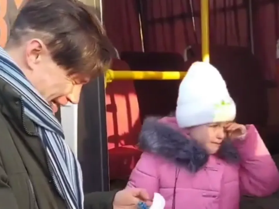 Ουκρανία – Σπαρακτικές εικόνες: Πατέρας αποχαιρετά την κόρη του – Ξεσπούν κι οι δύο σε κλάματα