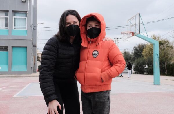 Κεραμέως: Αγκαλιά με τον Αλέξανδρο μαθητή δημοτικού από την Ουκρανία