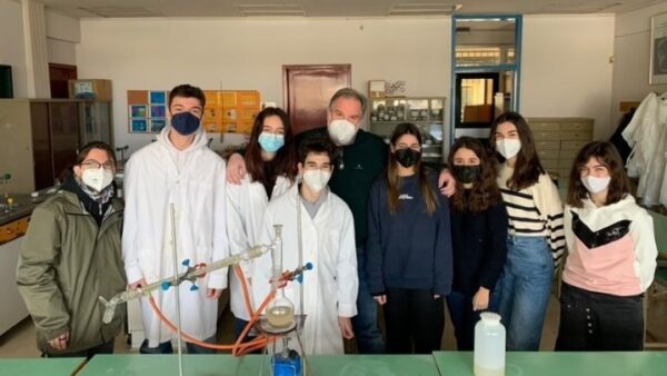 Μαθητές απαλλάσσουν τα δάση από ξερές πευκοβελόνες και φτιάχνουν καθαριστικά