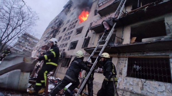 Πόλεμος: Οι Ρώσοι χτύπησαν πολυκατοικία – Δύο νεκροί και επτά τραυματίες