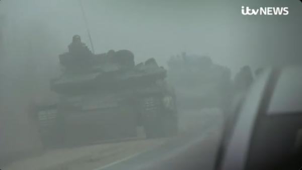 Πόλεμος στην Ουκρανία: Η σοκαριστική στιγμή που ρωσικό τανκ στοχεύει το κονβόι των Ελλήνων