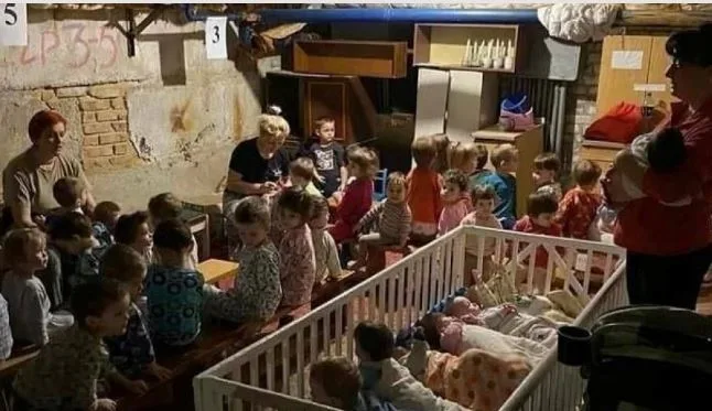 Ουκρανία – πόλεμος: Παιδιά κρυμμένα σε υπόγεια – Συγκινητική εικόνα