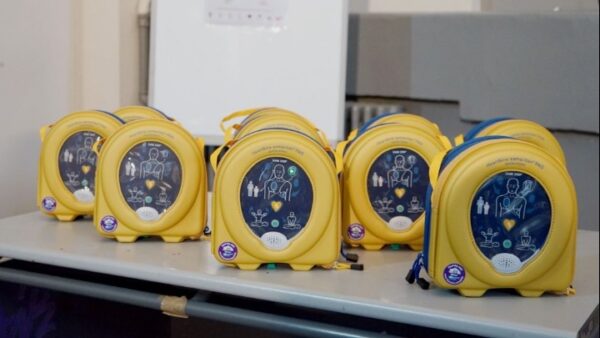 Θεσσαλονίκη: Με απινιδωτές εξοπλίστηκαν δέκα σχολικά συγκροτήματα