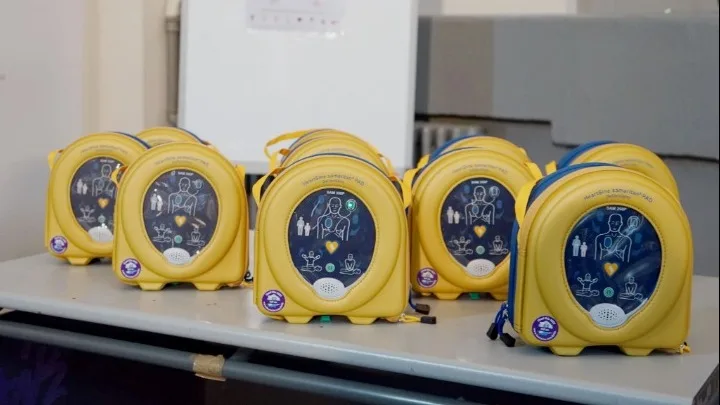 Θεσσαλονίκη: Με απινιδωτές εξοπλίστηκαν δέκα σχολικά συγκροτήματα