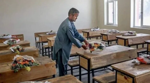 Αφγανιστάν: Ξεκληρίστηκε μια ολόκληρη τάξη – Λουλούδια στα θρανία