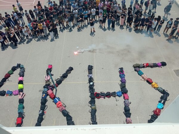 Αυτοκτονία 14χρονου: Συγκινητικός αποχαιρετισμός των συμμαθητών του