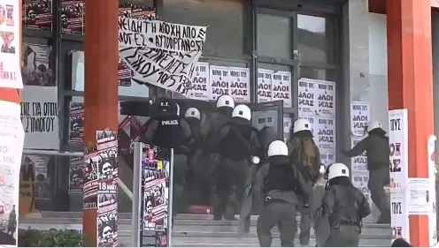ΑΠΘ: Νέα ένταση μεταξύ αγνώστων και ΜΑΤ – Στον εισαγγελέα οι δύο συλληφθέντες