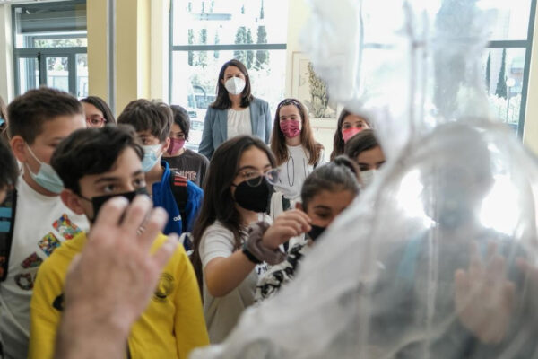 Υπουργείο Παιδείας: Μαθητές και μαθήτριες μαθαίνουν για τη σύγχρονη τέχνη