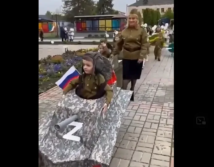 Ρωσία – Απίστευτες εικόνες:  Έντυσαν παιδάκια ως «τανκς» και «μαχητικά αεροσκάφη»