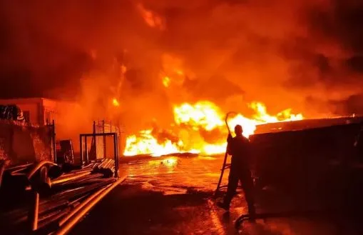 Ασπρόπυργος: Σε ύφεση η φωτιά σε εργοστάσιο πλαστικών – Από τι ξεκίνησε