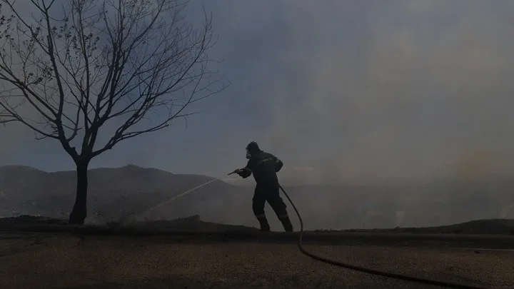Φωτιά στην Πεντέλη: Είναι χωρίς ενεργό μέτωπο – Σε νοσοκομεία 34 άτομα από τις πυρόπληκτες περιοχές
