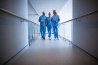 Ο σύντροφος της μητέρας έκαιγε με τσιγάρα και δάγκωνε το 10 μηνών βρέφος – Προφυλακίστηκαν και οι δύο