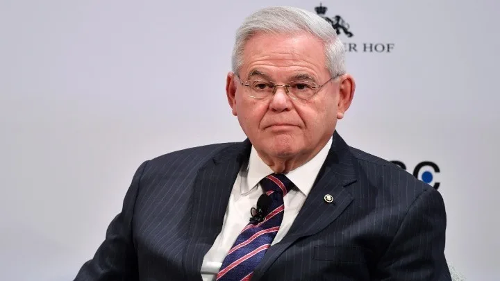 ΕΚΠΑ: Αναγόρευση του γερουσιαστή Μενέντεζ σε επίτιμο διδάκτορα