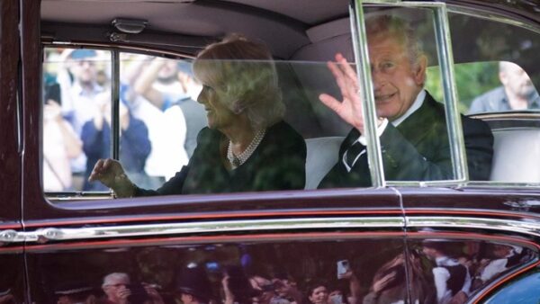 Ομιλία του νέου βασιλιά στη Βουλή: Ο Κάρολος υπόσχεται να ακολουθήσει το παράδειγμα της Ελισάβετ