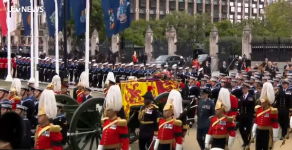 Κηδεία Βασίλισσας Ελισάβετ: Ξεκίνησε η πομπή με το φέρετρο – Δείτε live