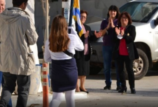 Νάξος: Συγκίνησε η μοναδική μαθήτρια που παρέλασε στον Απόλλωνα