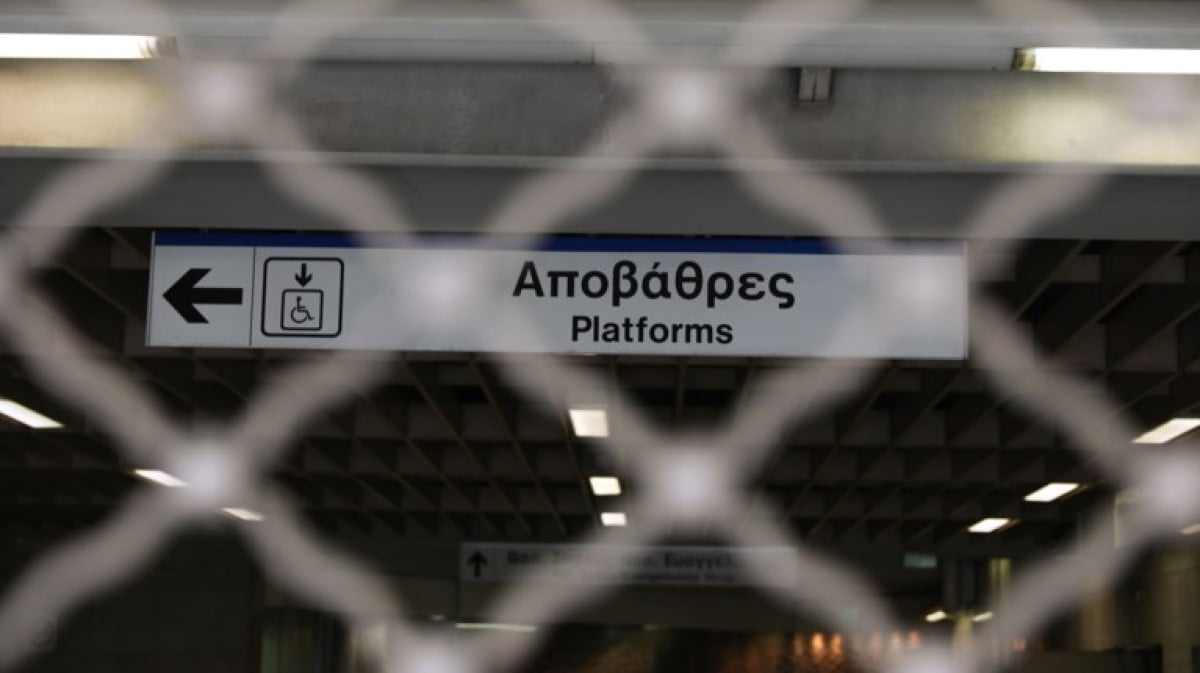 «Αλαλούμ» με τα δρομολόγια των μετρό, ηλεκτρικό και τραμ στην Αττική, καθώς νωρίτερα είχε ανακοινωθεί ότι η στάση εργασίας της Τρίτης 12/12 είχε κριθεί παράνομη. Τελικά, μετρό, τραμ και ηλεκτρικός κατέβασαν ρολά στις 22:00.