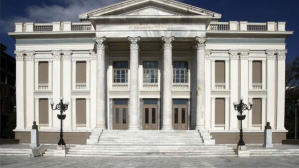 Κατέρρευσε μέρος της σκηνής στο  Δημοτικό Θέατρο Πειραιά – Τραυματίστηκαν μαθητές