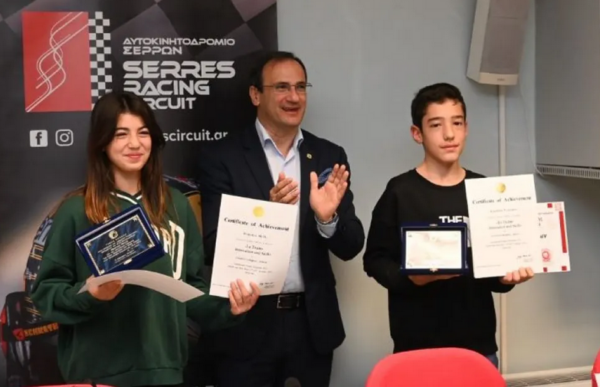 «Έξυπνη» ζακέτα έκανε παγκόσμιους πρωταθλητές δύο 13χρονους Έλληνες