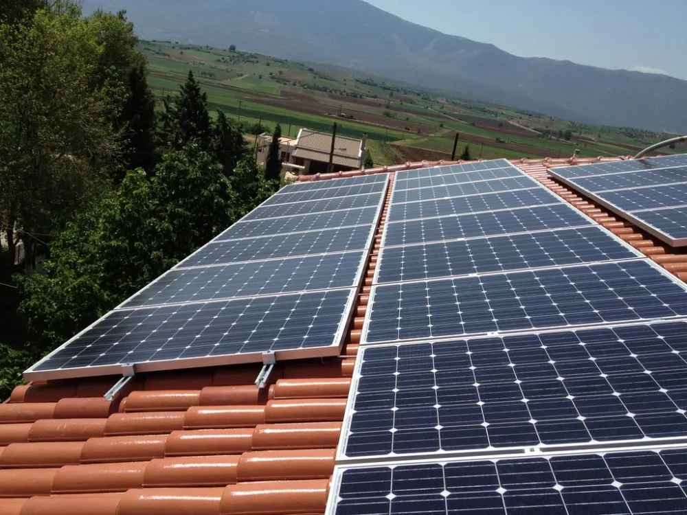 Φωτοβολταϊκά: Τι αλλάζει στην εγκατάσταση σε πολυκατοικίες