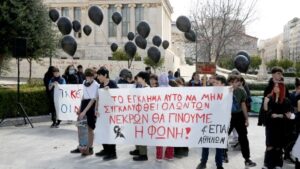 Στα Προπύλαια μαθητές και φοιτητές  «για τα παιδιά στα Τέμπη»