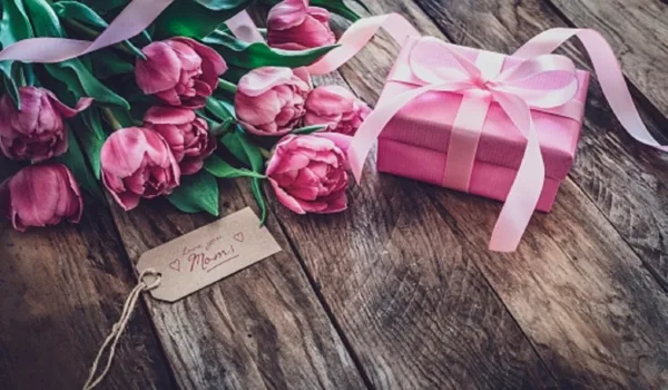 Πότε πέφτει η γιορτή της Μητέρας 2023:  Πώς ξεκίνησε και πώς καθιερώθηκε