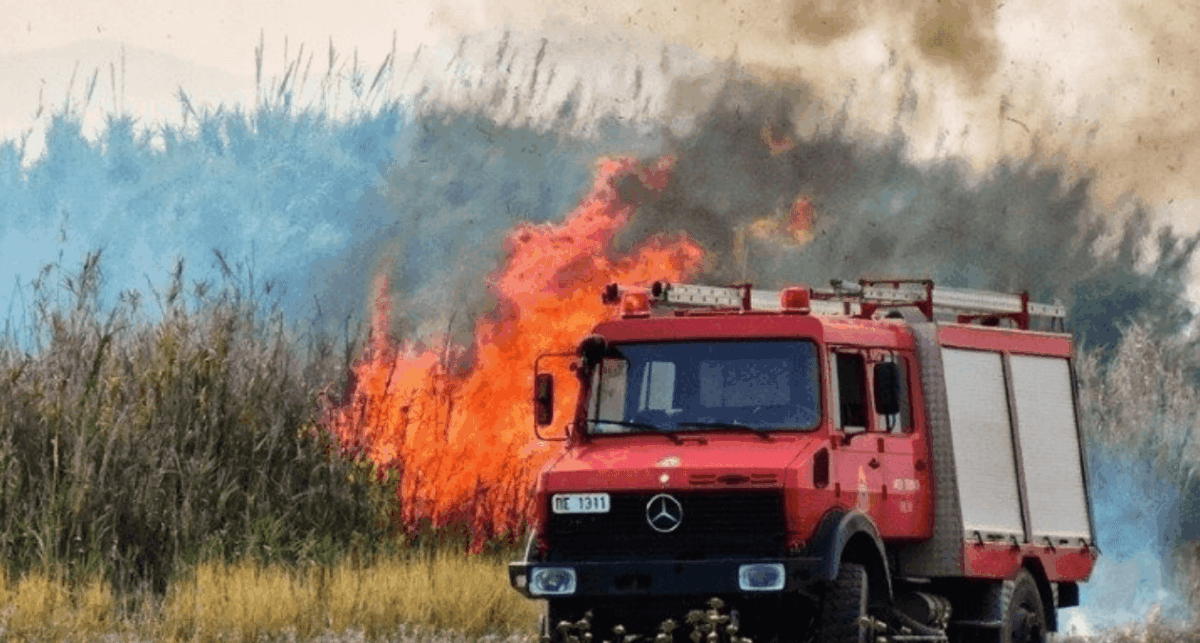 Τραγωδία στο Ξυλόκαστρο: Δύο νεκροί από τη φωτιά – Στα 30 χλμ. το πύρινο μέτωπο