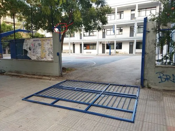 ΑΠΙΣΤΕΥΤΟ! Έπεσε καγκελόπορτα σε σχολείο και χτύπησε εκπαιδευτικός στο κεφάλι