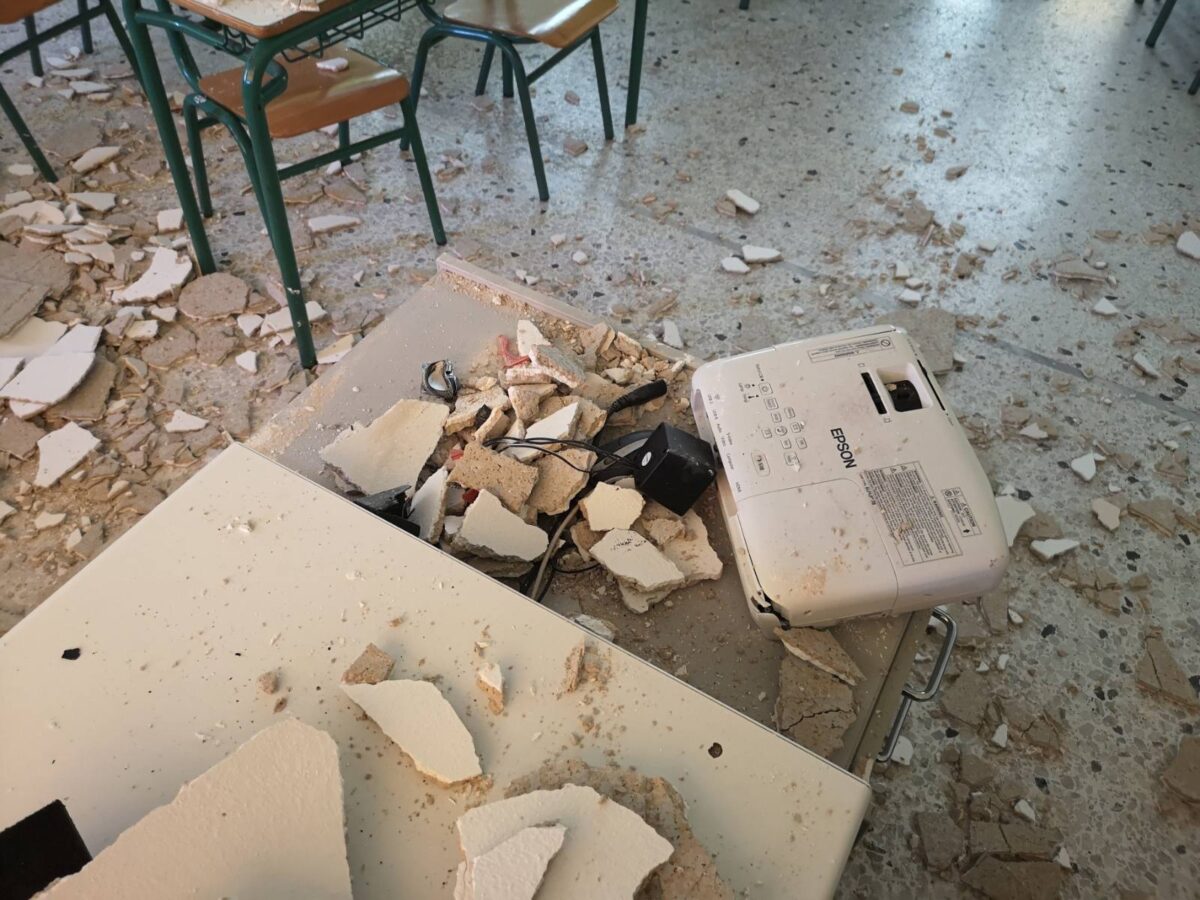 ΑΠΙΣΤΕΥΤΕΣ εικόνες! Σοβάδες έπεσαν μέσα σε σχολική αίθουσα – Πώς σώθηκαν παιδιά και δάσκαλοι