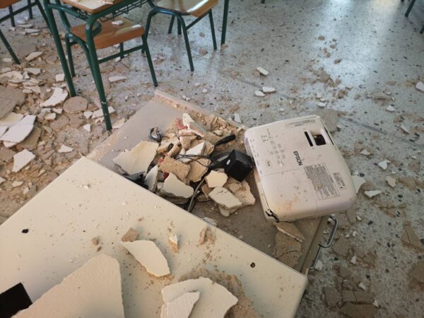 ΑΠΙΣΤΕΥΤΕΣ εικόνες! Σοβάδες έπεσαν μέσα σε σχολική αίθουσα – Πώς σώθηκαν παιδιά και δάσκαλοι