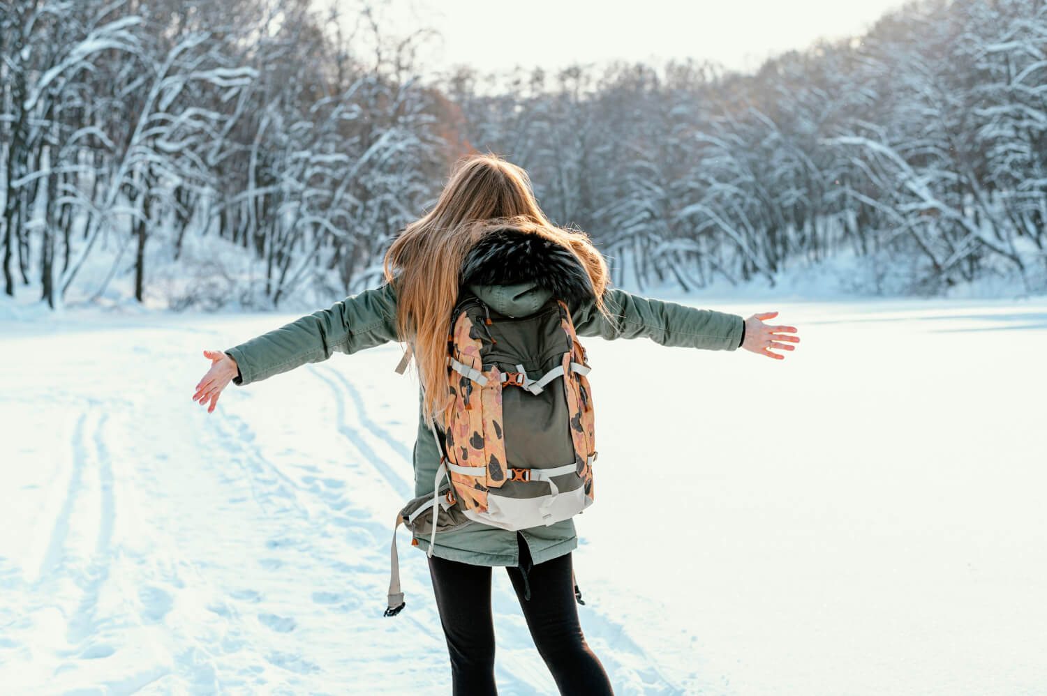 Самые нужные зимой. Картинка девушка в горах зимой с рюкзаком. Winter Hiking.