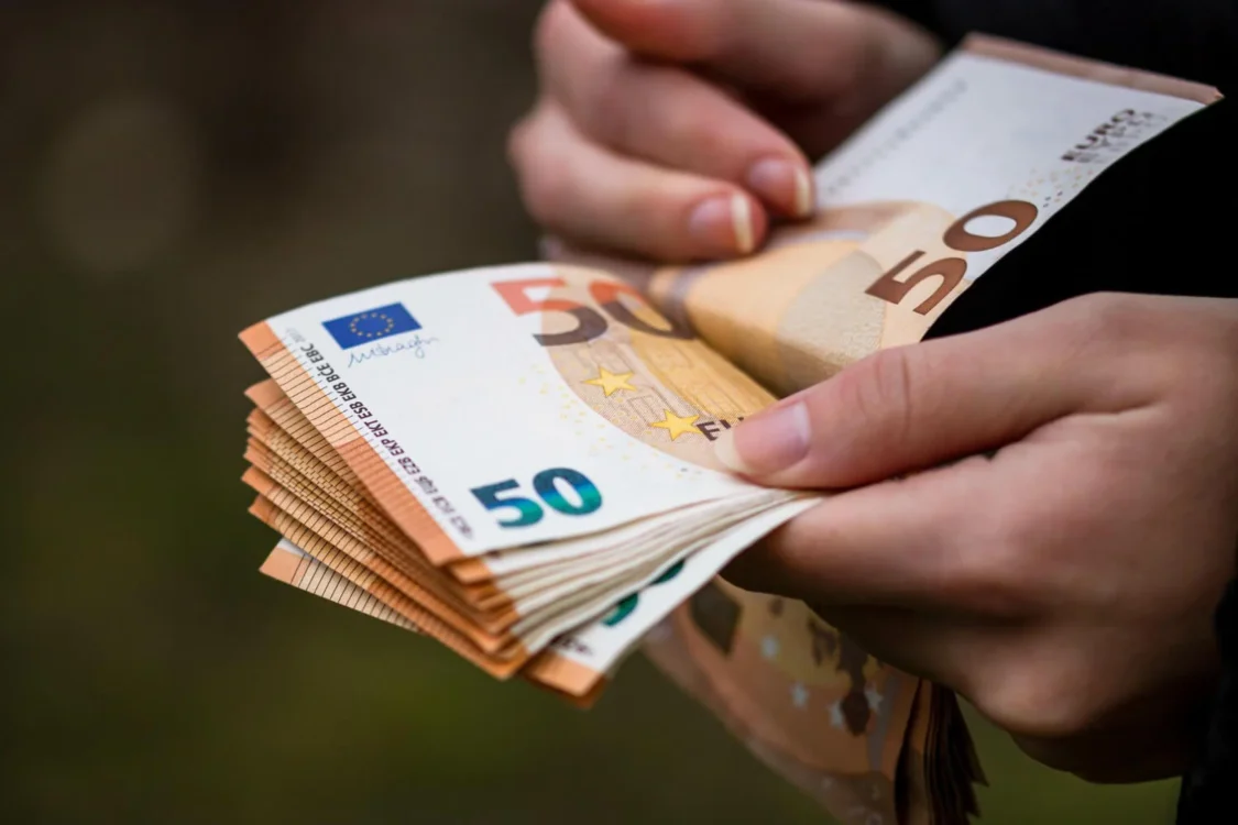 ΕΟΠΥΥ: Επίδομα 100 ευρώ για «όλους» – Πότε μπαίνουν τα χρήματα