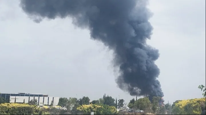 Μεγάλη φωτιά μετά από έκρηξη σε εργοστάσιο – Ανησυχία για τοξικό νέφος