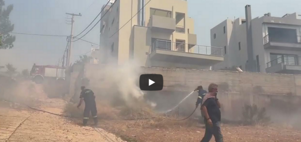 Φωτιά στην Αττική: Δραματικές εικόνες –  Καίγονται σπίτια στη Διώνη