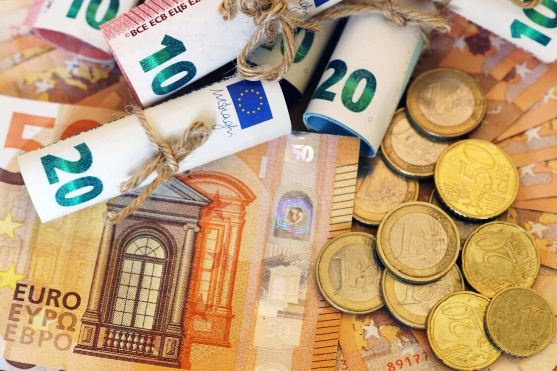 Δώρο Χριστουγέννων: Πόσα χρήματα παίρνετε – Πότε στους λογαριασμούς