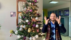 Η Γλώσσα της Καρδιάς: Μαθητές Ερμηνεύουν το ‘Ω Έλατο στη Νοηματική (video)