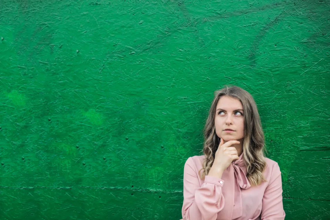 «Delulu, Ίου, Slay, Cringe»: Τι σημαίνουν οι viral εκφράσεις που χρησιμοποιούν οι νέοι;