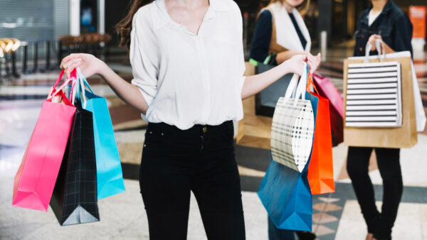 Θερινές εκπτώσεις 2025: Πότε ξεκινούν – Ποιά Κυριακή θα είναι ανοιχτά τα καταστήματα