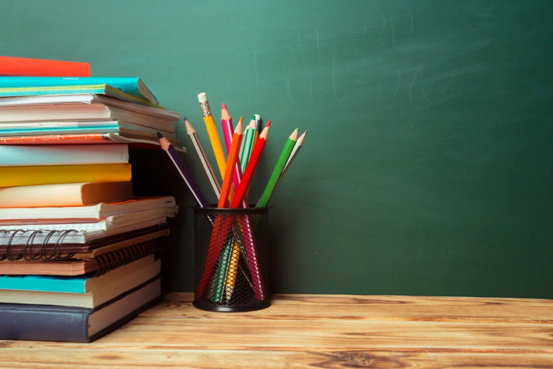 Σχολεία μετατρέπονται σε πάρκινγκ - Βγάζουν αναπληρωτές από σπίτια για να μείνουν τουρίστες 